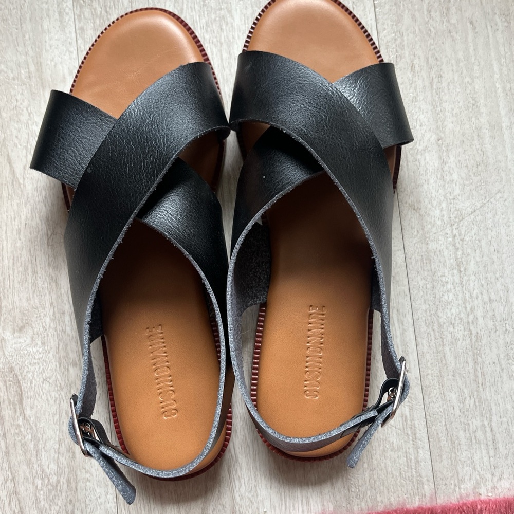 Cushionaire Black and Tan Women's Sandals